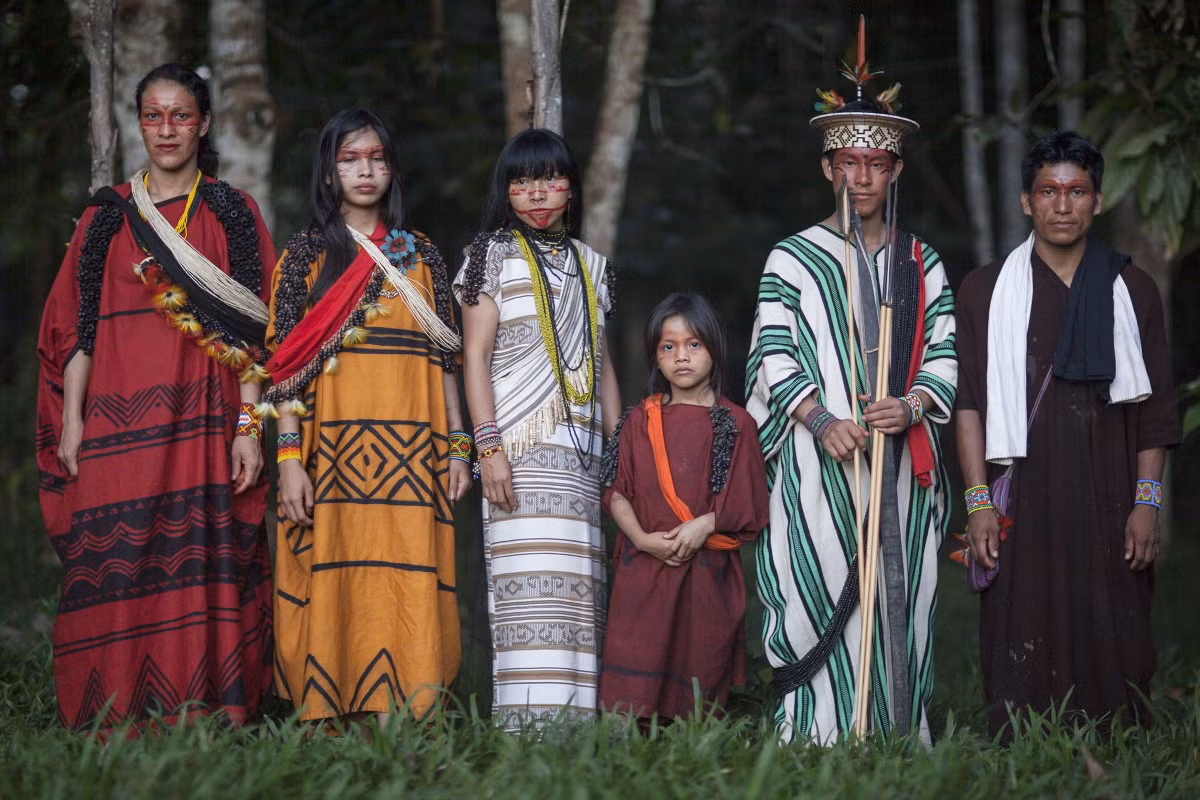  Trang phục truyền thống Kushma mang tính biểu tượng cao. Người Ashaninka mặc áo choàng dài gọi là kushma, dệt thủ công từ sợi bông, vừa tiện dụng trong khí hậu rừng mưa vừa thể hiện bản sắc tộc người. Ảnh: Pinterest.