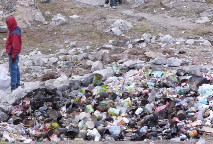6. Rác thải trên Everest là một vấn đề nghiêm trọng. Hàng tấn rác như bình oxy, lều trại, bao bì thực phẩm bị bỏ lại mỗi năm, khiến Everest bị gọi là “bãi rác cao nhất thế giới”. Ảnh: Pinterest.