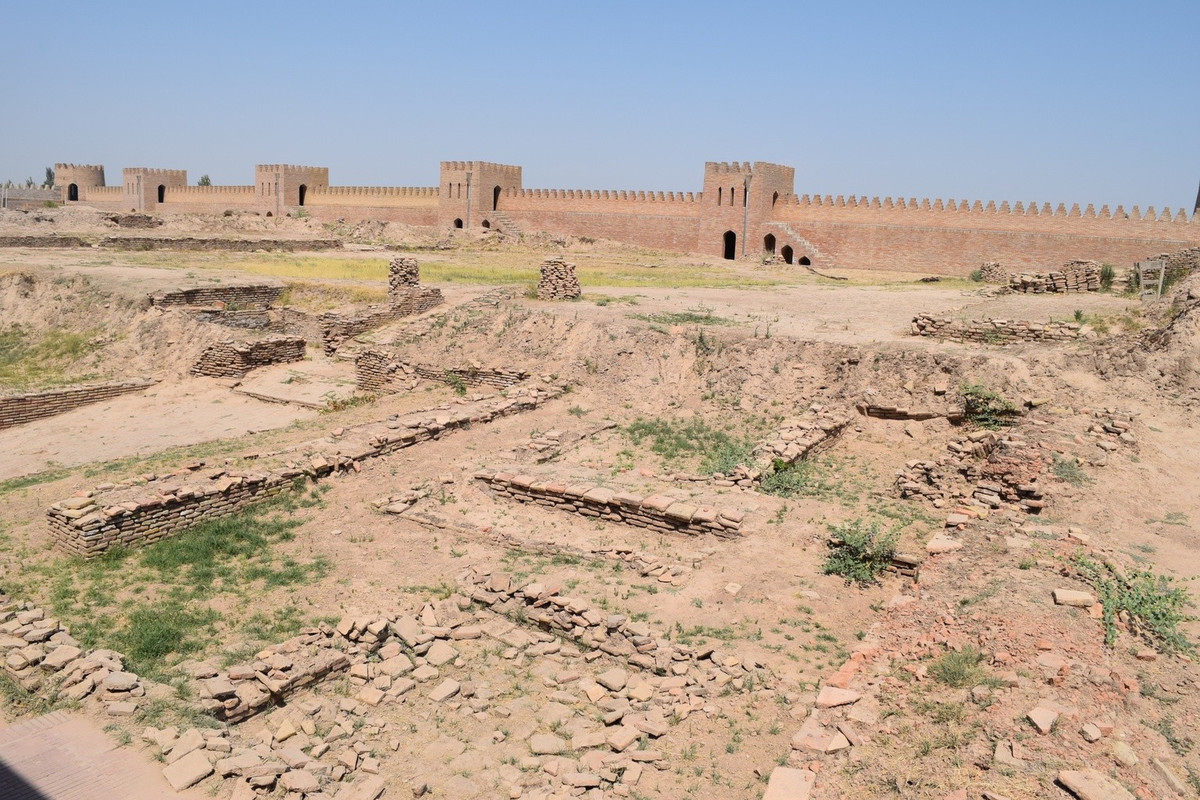  Vương quốc cổ Khuttal (Tajikistan). Quần thể khảo cổ này từng là một trung tâm chính trị quan trọng ở Trung Á từ thế kỷ 7–10, nằm trên các tuyến giao thương cổ. Tàn tích thành quách, cung điện và công trình phòng thủ cho thấy sự giao thoa giữa các nền văn minh Ba Tư, Hồi giáo và du mục. Ảnh: TripBucket.