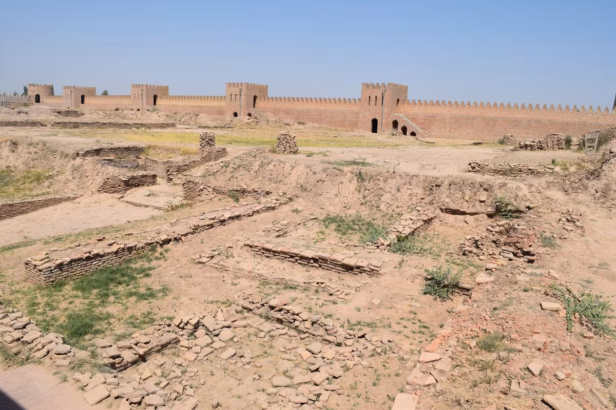  Vương quốc cổ Khuttal (Tajikistan). Quần thể khảo cổ này từng là một trung tâm chính trị quan trọng ở Trung Á từ thế kỷ 7–10, nằm trên các tuyến giao thương cổ. Tàn tích thành quách, cung điện và công trình phòng thủ cho thấy sự giao thoa giữa các nền văn minh Ba Tư, Hồi giáo và du mục. Ảnh: TripBucket.