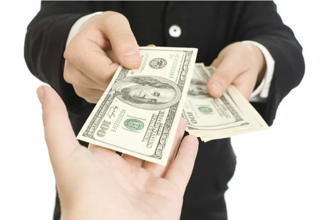 Khi ai đó ngỏ ý cho bạn vay tiền mà không nêu rõ mục đích hay yêu cầu hoàn trả, hãy thận trọng. (Ảnh: Sohu)