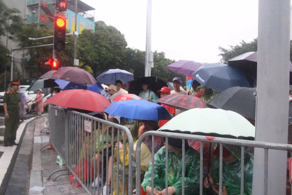 Từ đêm ngày 26/8, nhiều người đã mang theo ghế nhỏ, những chai nước và những tấm áo mưa tiện lợi, tìm cho mình một vị trí lý tưởng.