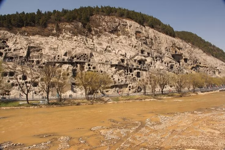  Được UNESCO công nhận là Di sản thế giới năm 2000. Quần thể hang đá Long Môn trở thành Di sản Thế giới nhờ giá trị nghệ thuật và lịch sử có 1-0-2. Ảnh: Pinterest.