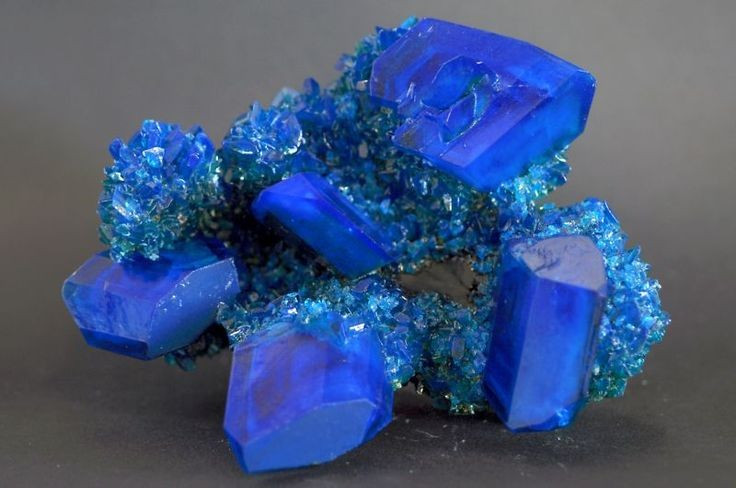  3. Có thể hòa tan trong nước. Chalcanthite tan dễ dàng, vì thế nó khó bền vững ngoài tự nhiên và thường bị rửa trôi khi gặp nước mưa. Ảnh: Pinterest.