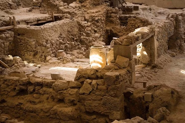  Vẫn còn nhiều bí ẩn chưa được giải đáp. Một phần lớn Akrotiri vẫn nằm dưới lòng đất, khiến di tích này tiếp tục là đối tượng nghiên cứu hấp dẫn của khảo cổ học hiện đại. Ảnh: Pinterest.