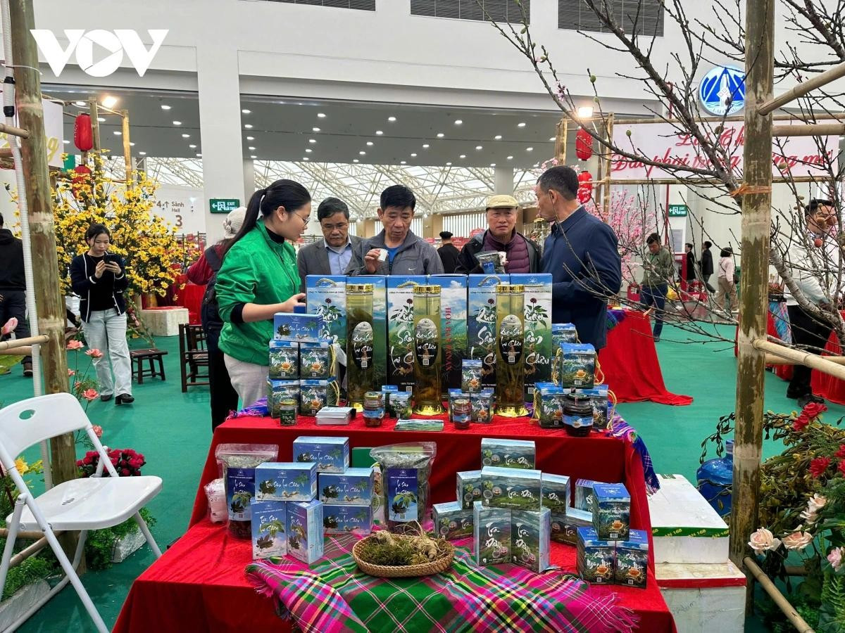 Đông đảo người dân đến tham quan mua sắm tại Hội chợ Mùa xuân 2026