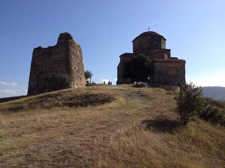  Cái nôi của Kitô giáo Georgia. Mtskheta gắn liền với sự kiện cải đạo sang Kitô giáo vào thế kỷ 4 dưới triều vua Mirian III. Thánh nữ Nino được cho là đã truyền bá đức tin tại đây, đặt nền móng cho Kitô giáo trở thành quốc giáo của Georgia. Ảnh: Pinterest.