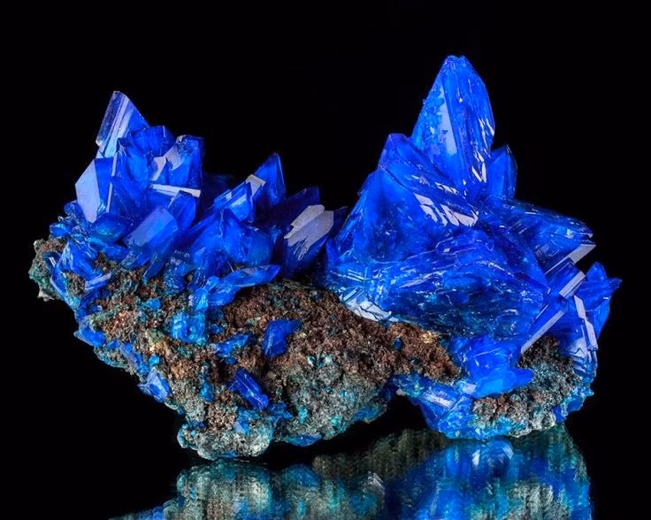  4. Hiếm gặp trong tự nhiên. Mặc dù đồng sunfat phổ biến, Chalcanthite lại rất hiếm vì điều kiện tự nhiên khó duy trì sự ổn định của khoáng vật này. Ảnh: Pinterest.