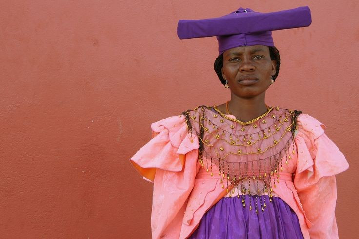  Ngôn ngữ của họ thuộc nhóm Bantu. Người Herero nói tiếng Otjiherero, một ngôn ngữ thuộc nhóm Bantu trong hệ ngôn ngữ Niger–Congo. Ngôn ngữ này cũng được sử dụng bởi một số cộng đồng liên quan ở Namibia và Botswana, là yếu tố quan trọng giúp duy trì bản sắc văn hóa của họ. Ảnh: Pinterest.