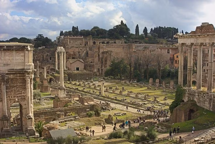  Trung tâm tôn giáo linh thiêng. Nhiều đền thờ lớn như đền Saturn, đền Castor và Pollux hay đền Vesta tọa lạc tại Công trường. Các nghi lễ quan trọng nhằm cầu phúc cho quốc gia thường được tổ chức ngay giữa quảng trường. Ảnh: Pinterest.