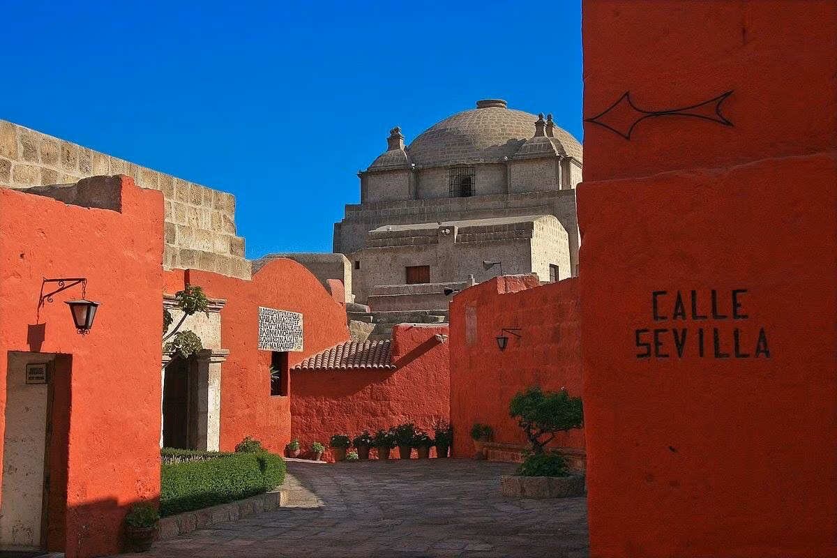  Điểm nhấn là tu viện Santa Catalina đầy màu sắc. Monasterio de Santa Catalina là một quần thể tu viện rộng lớn xây từ thế kỷ 16, với những bức tường sơn đỏ, xanh lam rực rỡ và các con hẻm nhỏ như một “thành phố thu nhỏ” giữa lòng đô thị. Ảnh: Pinterest.