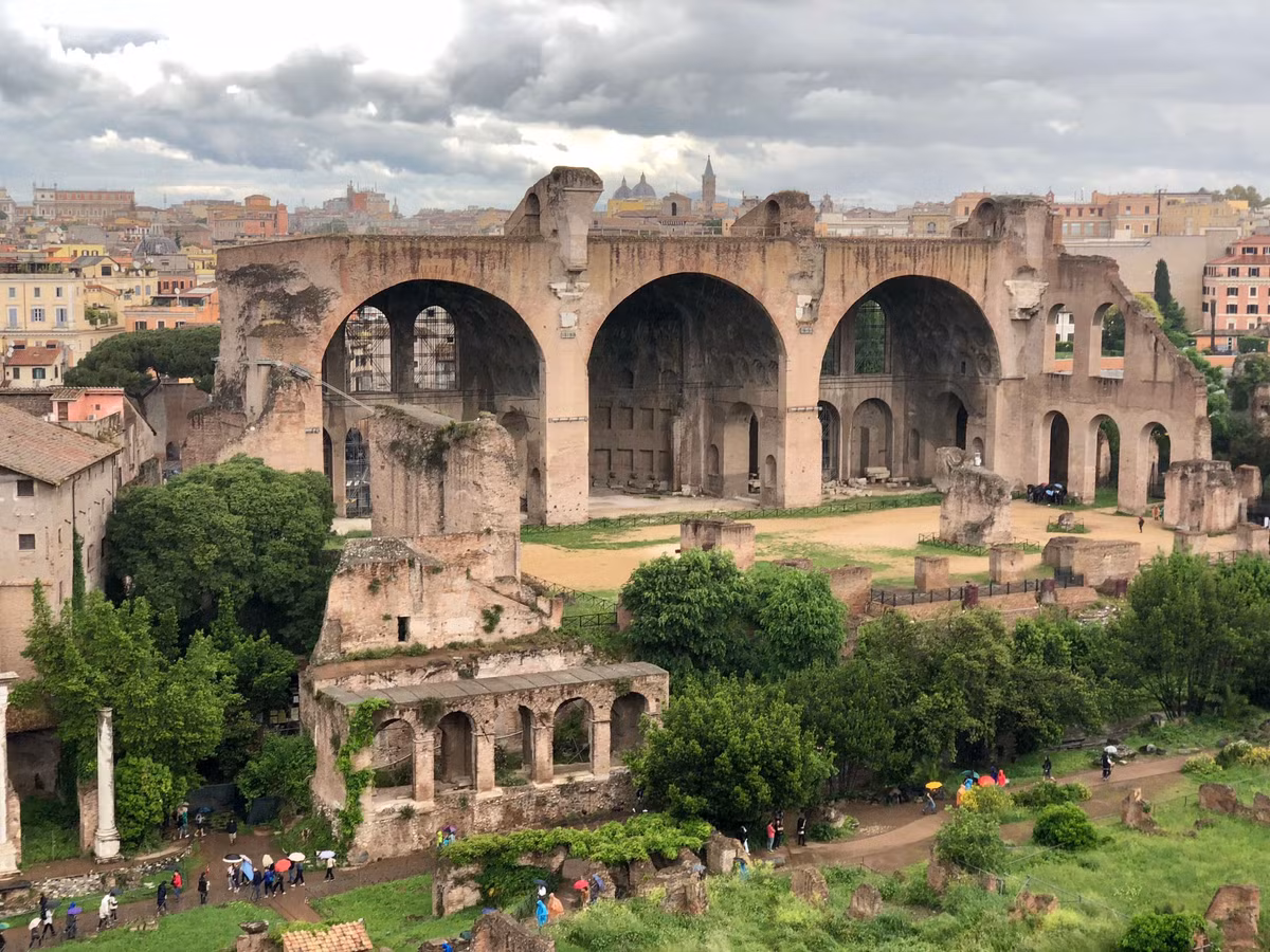  Không gian thương mại sầm uất. Bên cạnh chức năng chính trị và tôn giáo, Công trường còn là nơi diễn ra các hoạt động buôn bán, giao dịch và gặp gỡ xã hội, phản ánh nhịp sống đa dạng của cư dân La Mã. Ảnh: Pinterest.