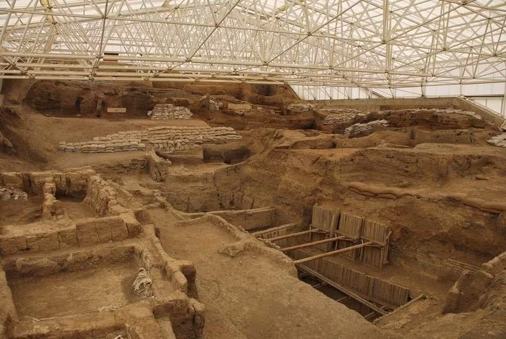  Cấu trúc xã hội bình đẳng đáng ngạc nhiên. Không có bằng chứng về phân chia giai cấp, nam và nữ được chôn cất tương tự nhau. Ảnh: Pinterest.