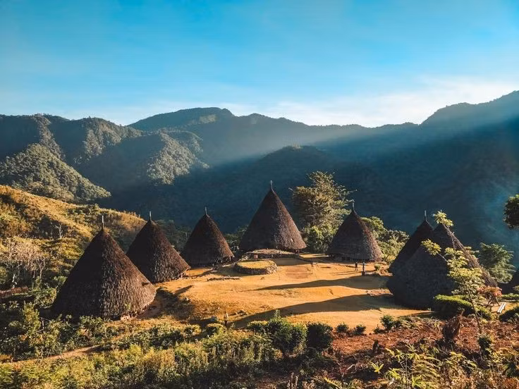  Là không gian sinh sống của nhiều cộng đồng bản địa. Các tộc người như Dani, Asmat và Amungme đã sinh sống tại đây hàng nghìn năm, duy trì lối sống truyền thống gắn chặt với rừng, núi và sông suối. Ảnh: Pinterest.