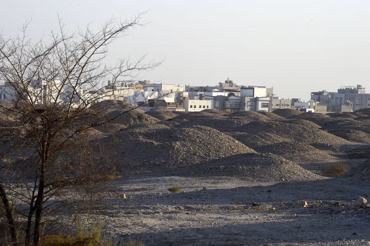 Ảnh: Wikimedia Commons. Các phát hiện khảo cổ từ những gò mộ này đã cung cấp nhiều thông tin quý giá về đời sống và niềm tin của người Dilmun. Bên trong các ngôi mộ, người ta tìm thấy đồ gốm, trang sức và vật dụng cá nhân, cho thấy người xưa tin vào cuộc sống sau cái chết. Điều này phản ánh một nền văn hóa có chiều sâu tinh thần, nơi cái chết không phải là kết thúc mà là một hành trình tiếp nối. Năm 2019, các gò mộ Dilmun được UNESCO công nhận là Di sản Thế giới, không chỉ vì giá trị khảo cổ mà còn vì khả năng kể lại câu chuyện về một nền văn minh từng thịnh vượng nhưng nay chỉ còn dấu tích. Trong bối cảnh hiện đại hóa nhanh chóng, việc bảo tồn những gò mộ này trở nên quan trọng hơn bao giờ hết, nhằm giữ gìn ký ức về một phần lịch sử nhân loại. Giữa cát vàng và nắng gió, các gò mộ Dilmun vẫn lặng lẽ tồn tại, như những cột mốc thời gian đánh dấu sự hiện diện của con người từ hàng nghìn năm trước. Chúng không chỉ là nơi an nghỉ của người đã khuất, mà còn là lời nhắc nhở về sự trường tồn của ký ức và văn hóa.