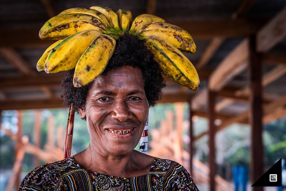  Xã hội truyền thống theo dòng mẹ. Nhiều khía cạnh trong tổ chức xã hội Tolai mang yếu tố mẫu hệ, đặc biệt trong thừa kế đất đai và dòng tộc, phản ánh cấu trúc xã hội đặc trưng của khu vực Melanesia. Ảnh: photoshelter.com.