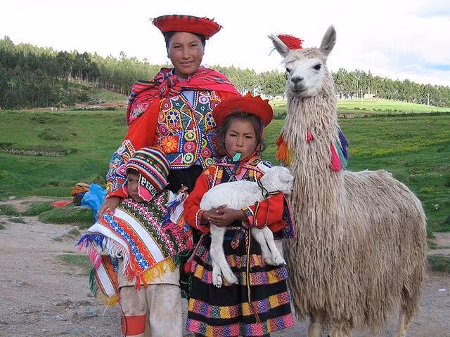  Dệt vải là truyền thống nổi tiếng nhất. Người Quechua dùng len lạc đà alpaca và lạc đà llama để dệt những tấm vải có hoa văn rất tinh xảo. Ảnh: Pinterest.