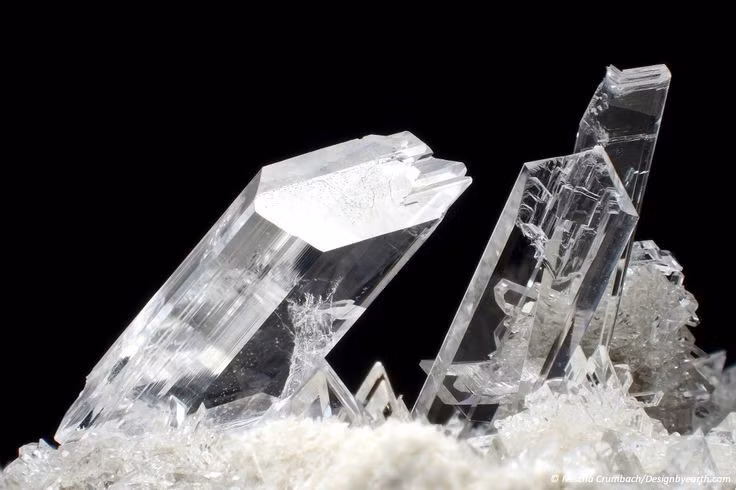  Vẻ đẹp vi mô của trật tự tự nhiên. Những hình dạng tinh thể kỳ lạ không phải ngẫu nhiên, mà là kết quả trực tiếp của các quy luật vật lý và hóa học chi phối Trái Đất. Ảnh: Pinterest.