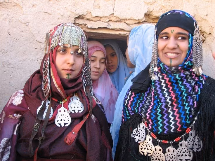  Có ngôn ngữ riêng gọi là Tamazight. Hệ ngữ Berber có nhiều phương ngữ khác nhau. Ảnh: Pinterest.