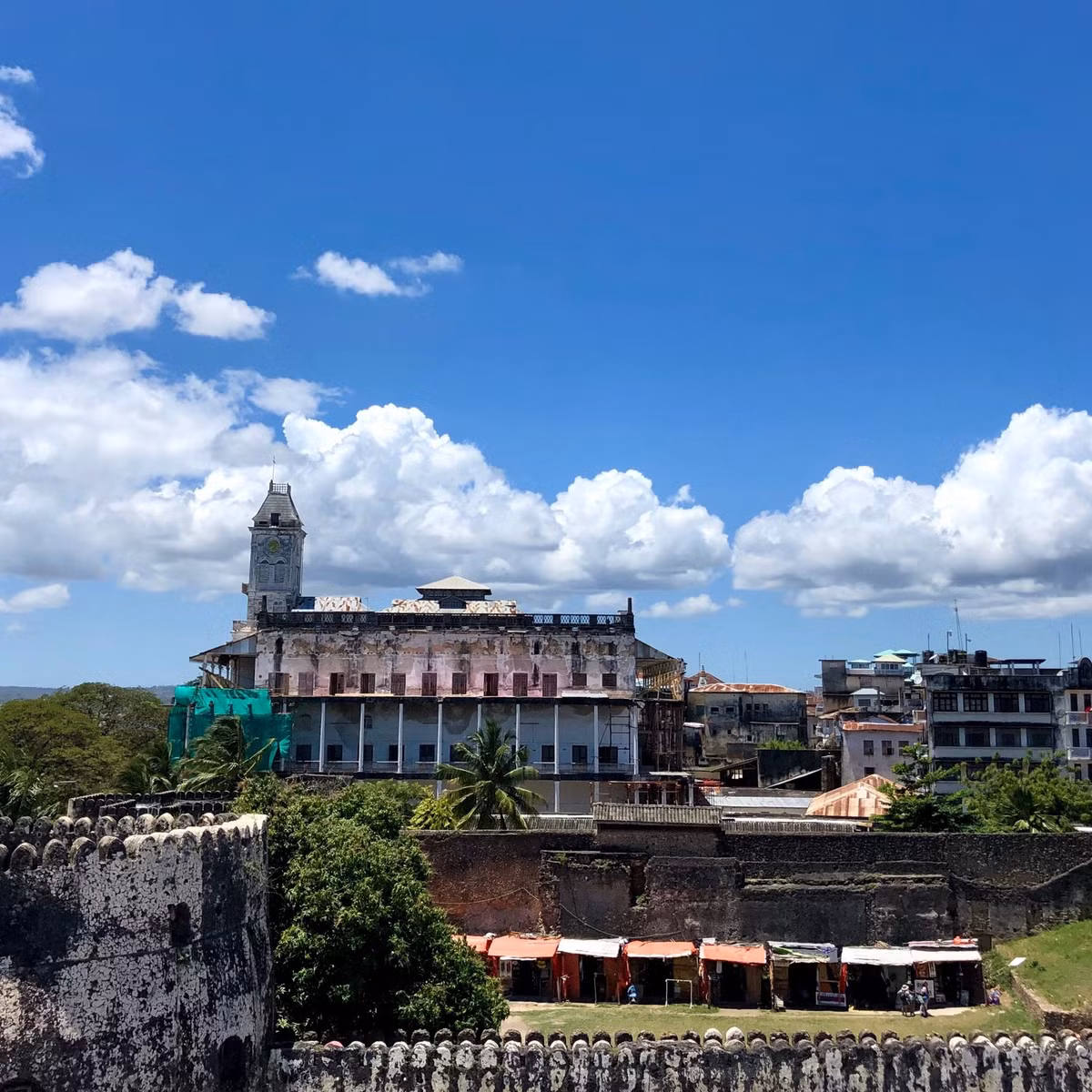  Đối mặt với thách thức bảo tồn. Dù mang giá trị lịch sử lớn, nhiều công trình tại Stone Town đang xuống cấp do thời gian và tác động của môi trường. Các nỗ lực bảo tồn đang được triển khai để giữ gìn di sản quý giá này. Ảnh: tripadvisor.com.