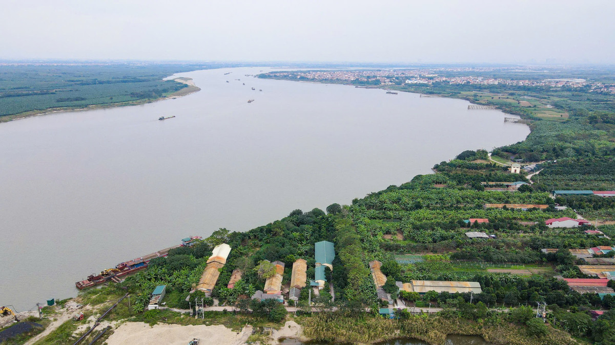 Hiện nay, hai bên bờ sông Hồng vẫn chỉ là những bãi bồi, đồng ruộng và một số làng, xã.