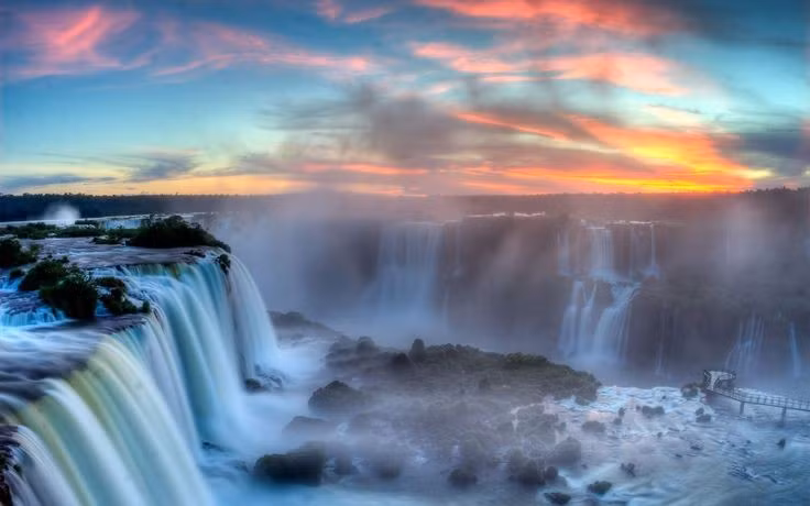  Hai công viên quốc gia. Iguazu được bảo vệ bởi Công viên Quốc gia Iguazú (Argentina) và Công viên Quốc gia Iguaçu (Brazil), đều là Di sản Thế giới UNESCO. Ảnh: Pinterest.