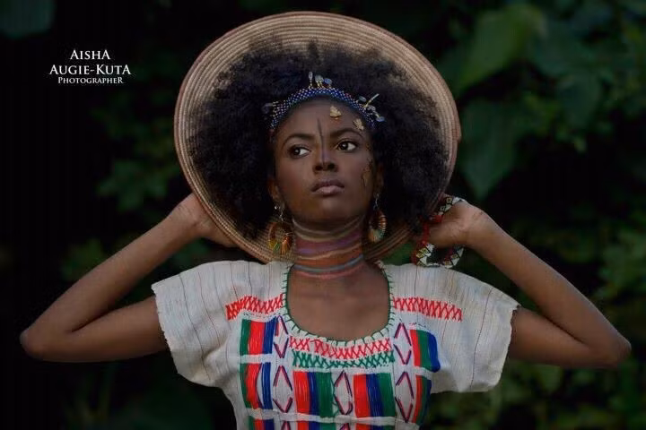  Đối mặt với nhiều thách thức hiện đại. Biến đổi khí hậu, xung đột tài nguyên và áp lực biên giới quốc gia ảnh hưởng lớn đến lối sống du mục của người Fulani. Nhiều cộng đồng đang phải thích nghi với đô thị hóa và thay đổi kinh tế – xã hội nhanh chóng. Ảnh: Pinterest.