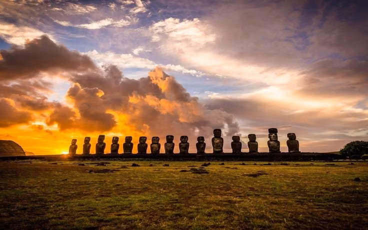  Là nơi có hơn 900 tượng moai. Các bức tượng cao trung bình 4 mét, nặng hàng chục tấn, được tạc từ đá núi lửa nguyên khối. Ảnh: Pinterest.
