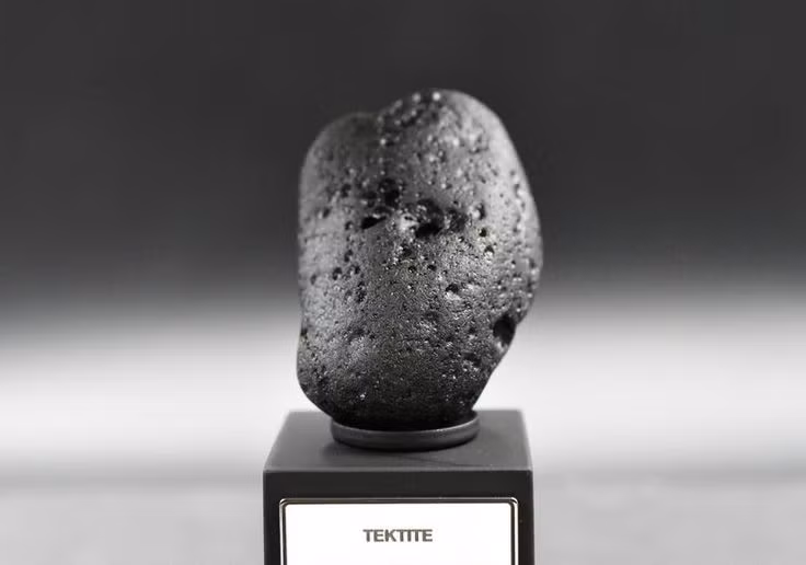  Liên hệ với văn hóa cổ đại. Một số nền văn minh từng sử dụng Tektite làm bùa hộ mệnh, công cụ hoặc đồ trang sức do hình dáng và nguồn gốc bí ẩn của chúng. Ảnh: Pinterest.