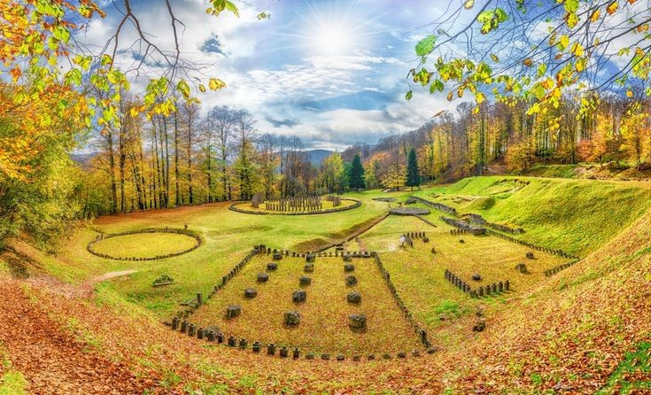  Là kinh đô của vương quốc Dacia cổ đại. Sarmizegetusa Regia từng giữ vai trò thủ đô chính trị, quân sự và tôn giáo của người Dacia trước khi bị La Mã chinh phục vào thế kỷ I. Ảnh: Pinterest.