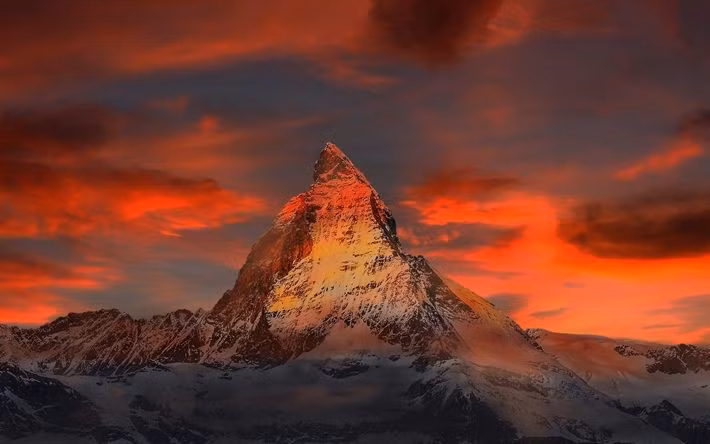  3. Đỉnh núi từng được xem là “không thể chinh phục”. Cho đến giữa thế kỷ 19, Matterhorn vẫn là thách thức lớn đối với các nhà leo núi do độ dốc và điều kiện thời tiết khắc nghiệt. Ảnh: Pinterest.