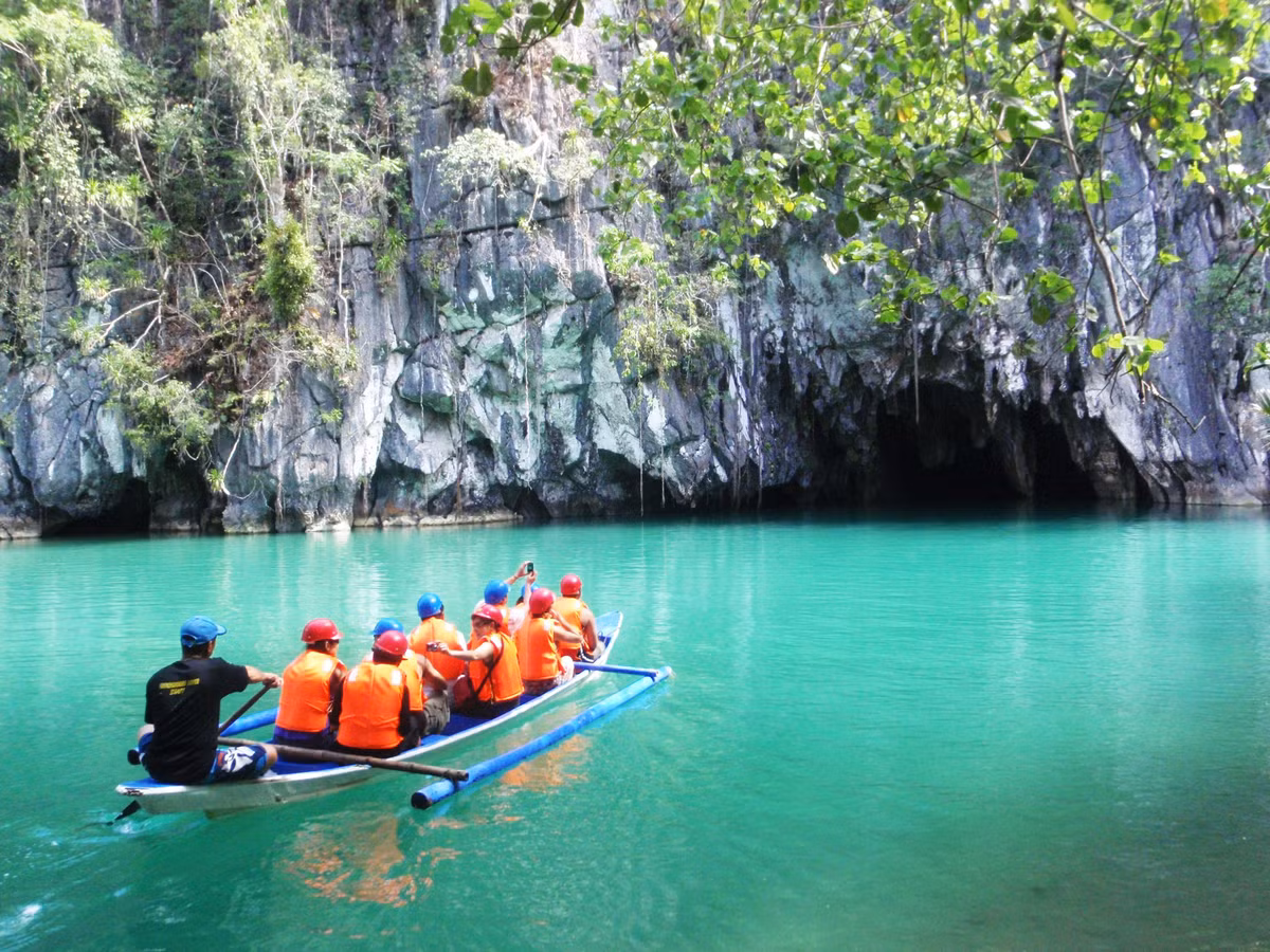  Là điểm đến du lịch sinh thái nổi tiếng. Tham quan bằng thuyền trong hang là hoạt động nổi bật du khách có thể trải nghiệm ở Vườn quốc gia sông ngầm Puerto Princesa. Ảnh: Pinterest.