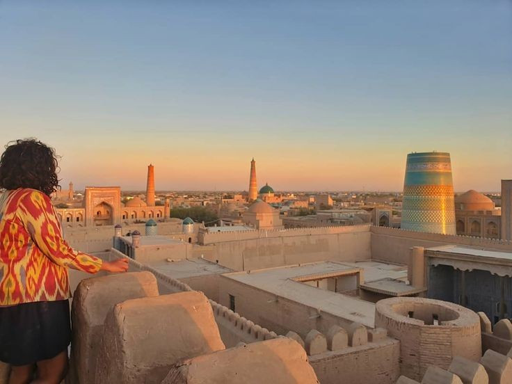 Một “thành phố bảo tàng” còn cư dân sinh sống. Không chỉ là điểm tham quan, Itchan Kala vẫn có người dân sinh sống trong các ngôi nhà cổ. Sự kết hợp giữa đời sống thường nhật và di sản kiến trúc tạo nên bầu không khí vừa cổ kính vừa sống động. Ảnh: Pinterest.