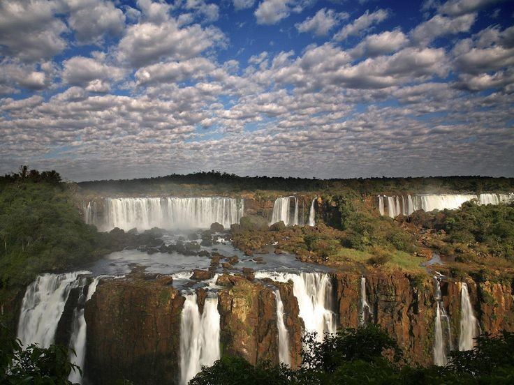  Nơi có thác Iguazu dài hơn 2,7 km. Thác Iguazu gồm hơn 250 dòng thác lớn nhỏ đổ xuống tạo nên cảnh quan kỳ vĩ. Ảnh: Pinterest.