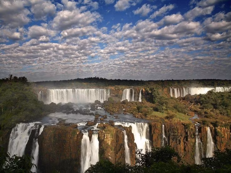  Nơi có thác Iguazu dài hơn 2,7 km. Thác Iguazu gồm hơn 250 dòng thác lớn nhỏ đổ xuống tạo nên cảnh quan kỳ vĩ. Ảnh: Pinterest.