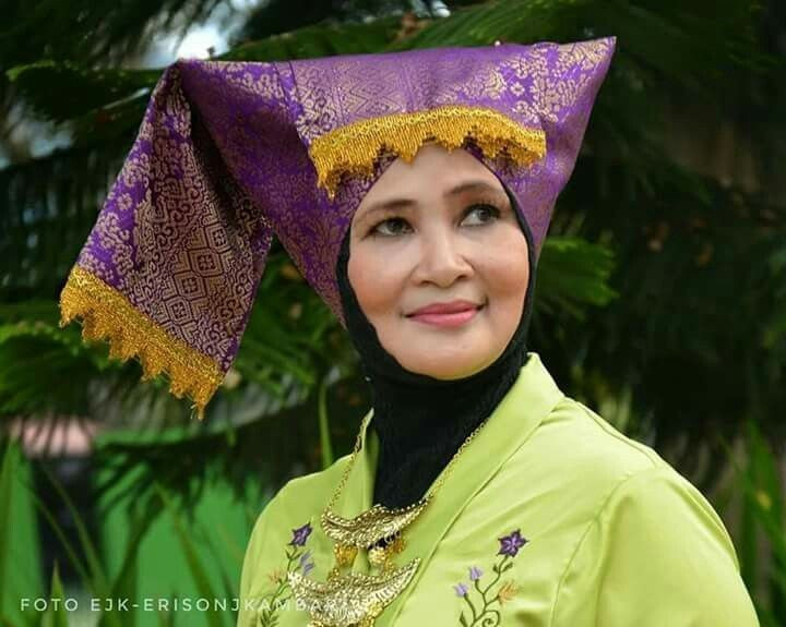  Phụ nữ nắm quyền sở hữu tài sản. Đất đai, nhà cửa và tài sản gia đình Minangkabau được truyền theo dòng mẹ, giúp phụ nữ giữ vai trò trung tâm trong cấu trúc kinh tế và gia đình. Ảnh: Pinterest.