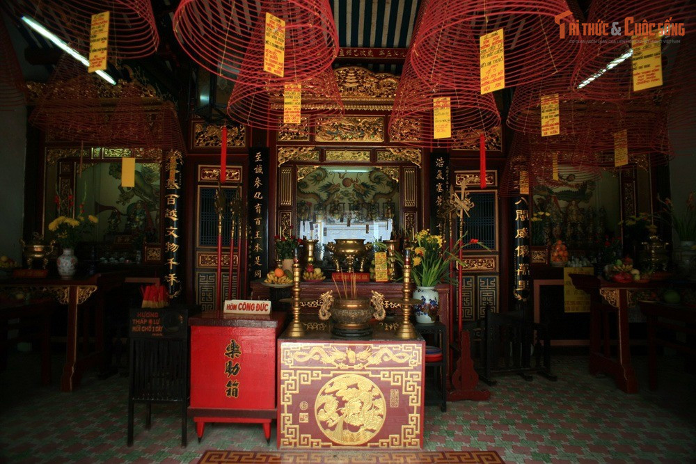 Thờ nhiều vị thần khác ngoài Thiên Hậu. Trong chính điện, du khách có thể thấy tượng Quan Thế Âm Bồ Tát, Thần Tài, cùng các bà Chúa sanh thai và 12 bà mụ – thể hiện sự đa dạng tín ngưỡng trong văn hóa người Hoa.