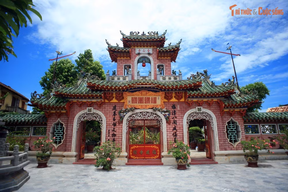 Cổng Tam Quan nổi bật với mái ngói âm dương cong vút. Cổng chính trang trí tứ linh, hoa văn tinh xảo không chỉ tạo vẻ trang nghiêm mà còn mang ý nghĩa biểu tượng cho sự thịnh vượng và trường tồn.