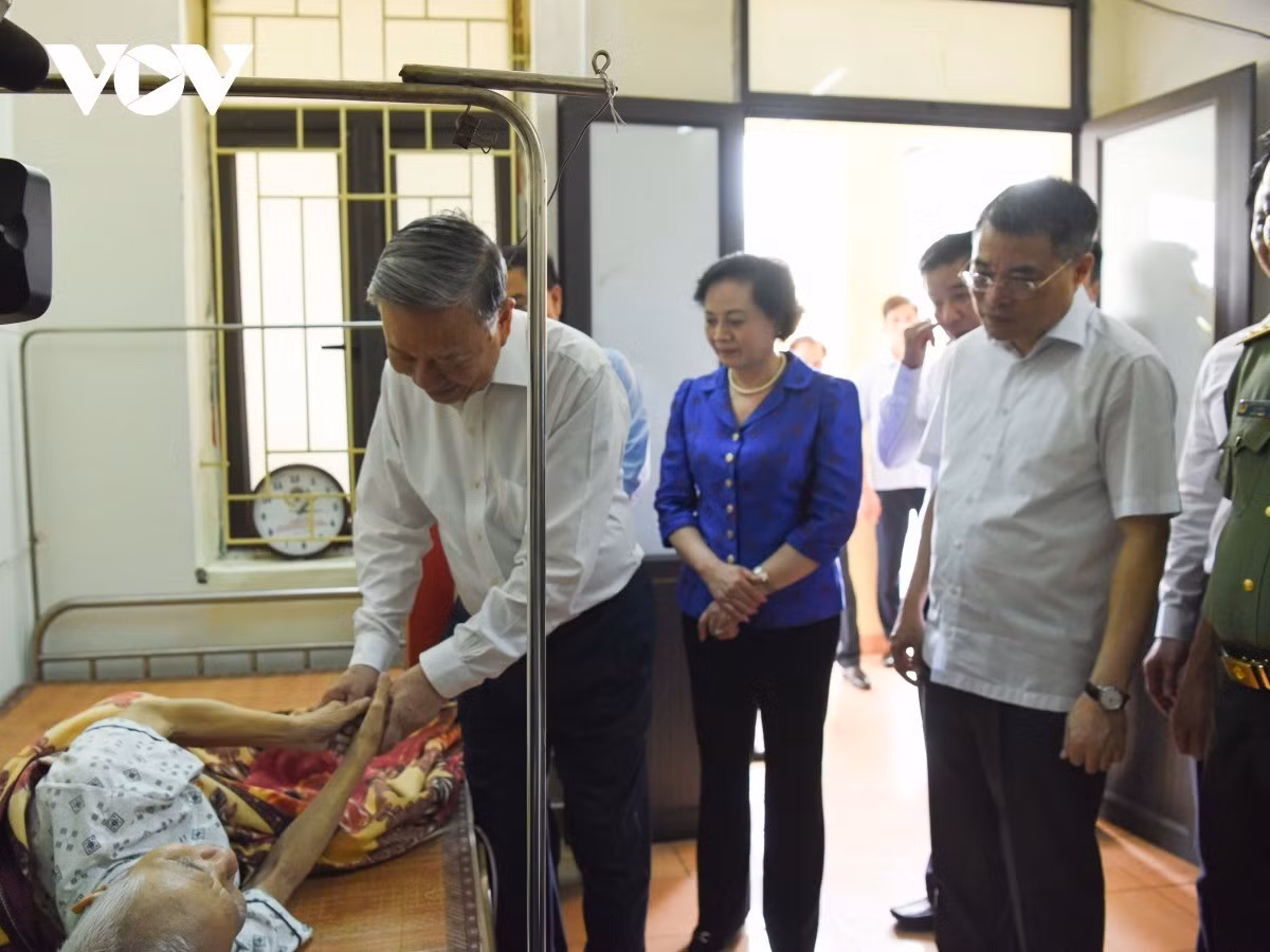 Tổng Bí thư Tô Lâm thăm thương binh Nguyễn Xuân Lâm bị suy giảm 92% sức khoẻ tại Trung tâm điều dưỡng thương binh Thuận Thành.