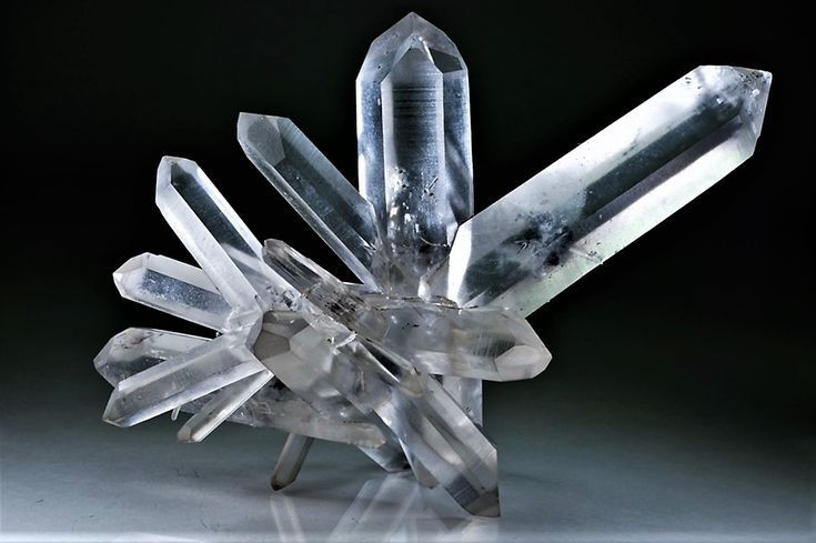  Tốc độ phát triển không đồng đều. Khi một số mặt tinh thể phát triển nhanh hơn mặt khác, khoáng vật có thể mang hình dạng kéo dài, nhọn hoặc bất đối xứng. Ảnh: Pinterest.