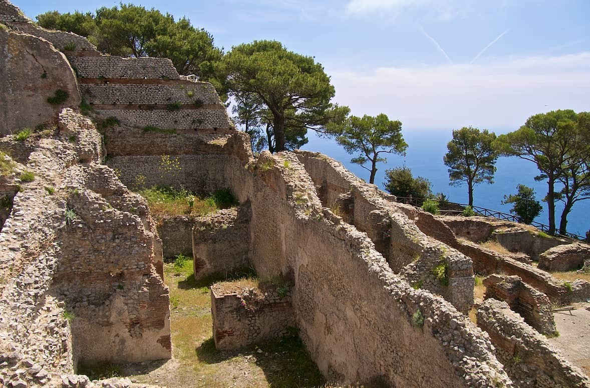  Kiến trúc tận dụng tối đa địa hình tự nhiên. Các công trình được xây bám theo sườn núi đá, kết hợp sân trong, hành lang dài và ban công hướng biển, thể hiện tư duy quy hoạch tinh tế của kiến trúc La Mã. Ảnh: ondaplatform.com.