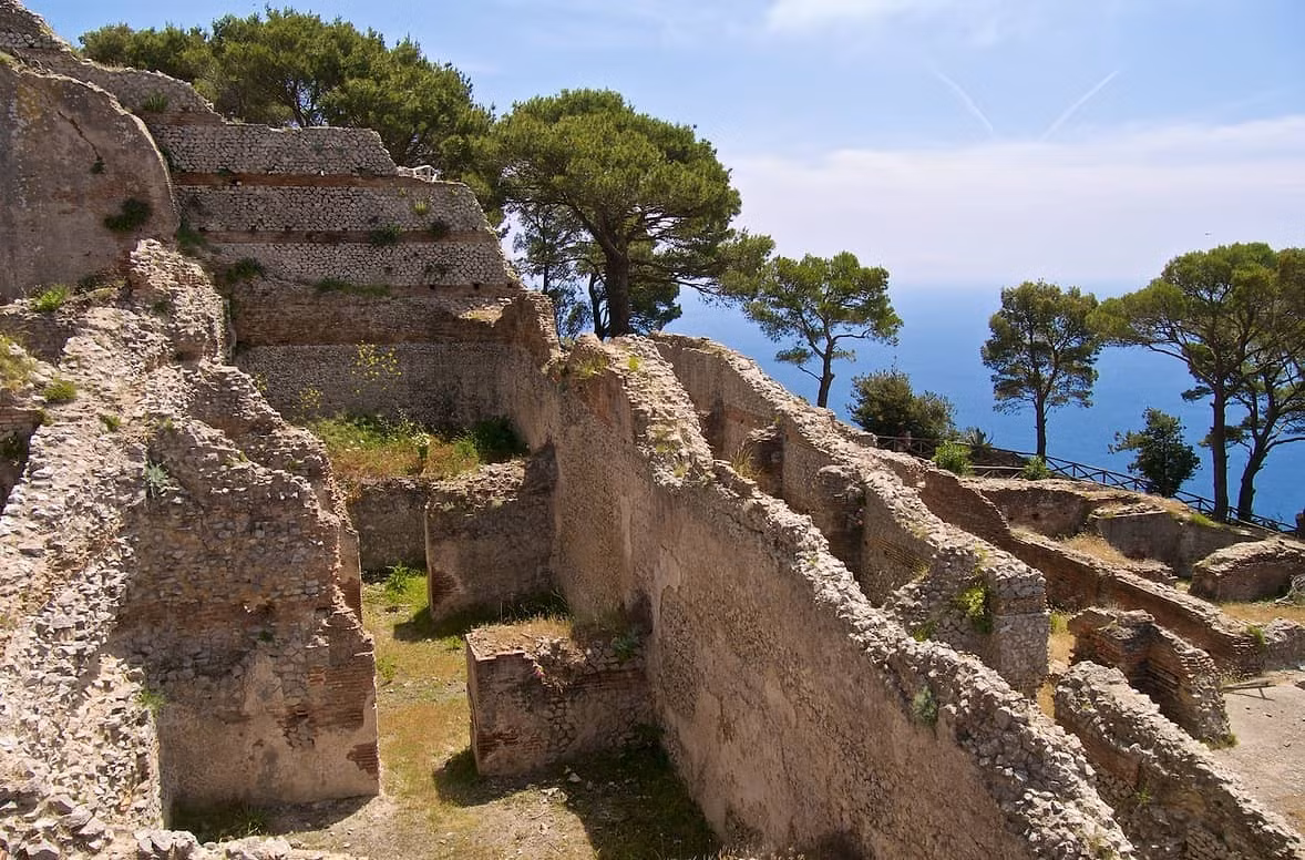  Kiến trúc tận dụng tối đa địa hình tự nhiên. Các công trình được xây bám theo sườn núi đá, kết hợp sân trong, hành lang dài và ban công hướng biển, thể hiện tư duy quy hoạch tinh tế của kiến trúc La Mã. Ảnh: ondaplatform.com.