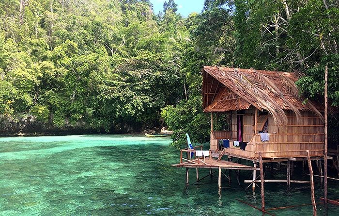  Dân cư thưa thớt và văn hóa bản địa đậm nét. Các cộng đồng địa phương sống rải rác trên các đảo, chủ yếu dựa vào đánh bắt truyền thống và du lịch sinh thái. Cuộc sống chậm rãi, gắn bó với biển cả giúp Raja Ampat giữ được nét văn hóa rất riêng. Ảnh: Pinterest.