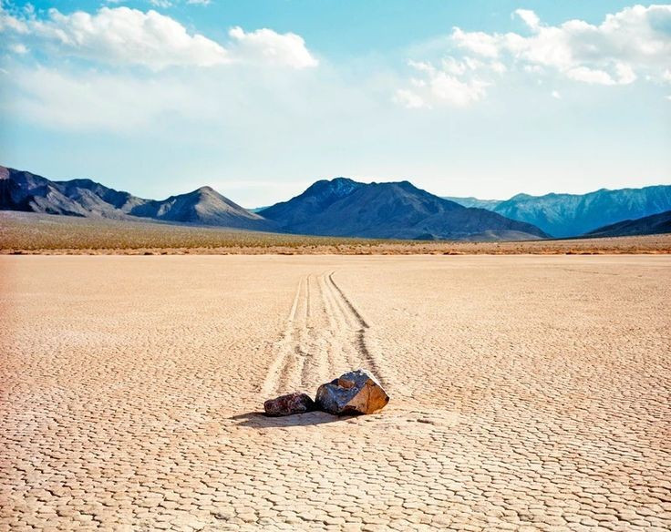  Bí ẩn tồn tại gần một thế kỷ. Hiện tượng này được ghi nhận từ đầu thế kỷ 20, nhưng suốt nhiều thập niên, các nhà khoa học không thể tận mắt chứng kiến quá trình đá di chuyển, khiến đây trở thành một trong những bí ẩn nổi tiếng nhất của địa chất học. Ảnh: Pinterest.