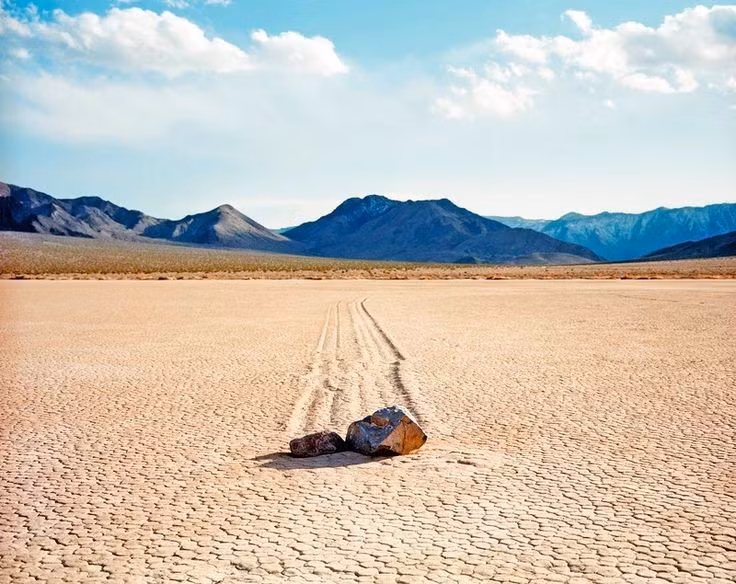  Bí ẩn tồn tại gần một thế kỷ. Hiện tượng này được ghi nhận từ đầu thế kỷ 20, nhưng suốt nhiều thập niên, các nhà khoa học không thể tận mắt chứng kiến quá trình đá di chuyển, khiến đây trở thành một trong những bí ẩn nổi tiếng nhất của địa chất học. Ảnh: Pinterest.