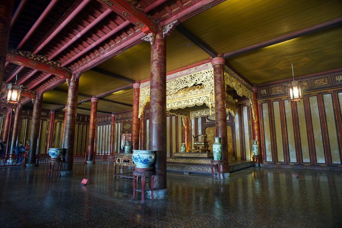 Gắn liền với nhiều nghi lễ cung đình quan trọng. Nhiều sự kiện lớn của triều Nguyễn diễn ra trước ngai vàng, như lễ đăng quang của các hoàng đế, các buổi đại triều vào dịp lễ lớn và những nghi thức ngoại giao với sứ thần các nước láng giềng.