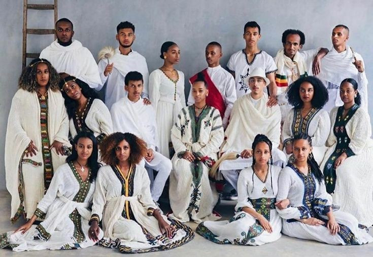  Trang phục truyền thống giàu biểu tượng. Người Amhara thường mặc trang phục trắng dệt tay, gọi là shamma hoặc habesha kemis, tượng trưng cho sự thanh khiết, trang trọng và gắn liền với các dịp lễ tôn giáo. Ảnh: Pinterest.