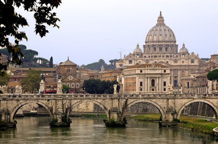  Trung tâm của Giáo hội Công giáo toàn cầu. Vatican là nơi đặt Tòa Thánh và là nơi ở chính thức của Giáo hoàng, lãnh đạo tinh thần của hơn một tỷ tín hữu Công giáo. Từ đây, các quyết định quan trọng về giáo lý và hoạt động mục vụ được ban hành. Ảnh: Pinterest.