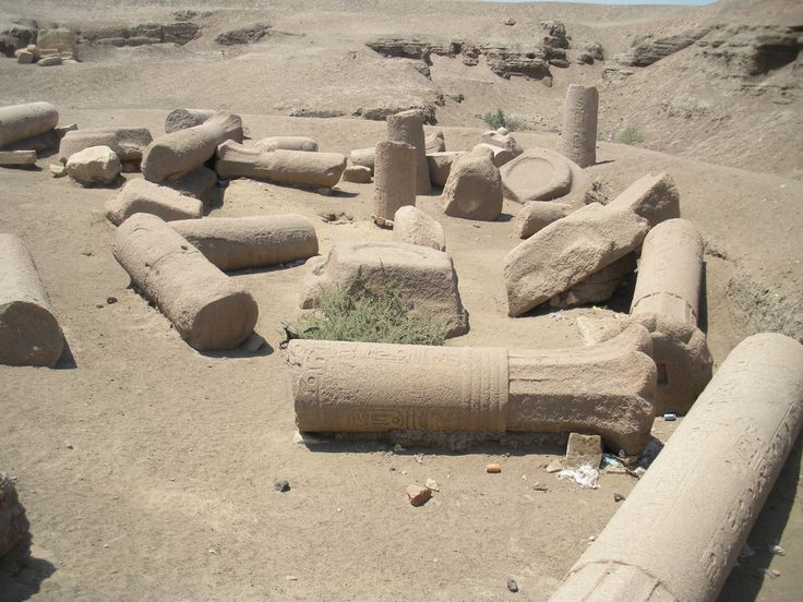  Kiến trúc sử dụng nhiều vật liệu tái chế. Nhiều đền đài và tượng đá ở Tanis được xây bằng cách tái sử dụng khối đá từ các thành phố cổ hơn. Điều này phản ánh sự suy giảm nguồn lực nhưng vẫn cho thấy tham vọng duy trì uy quyền của các pharaoh thời kỳ sau. Ảnh: Pinterest.