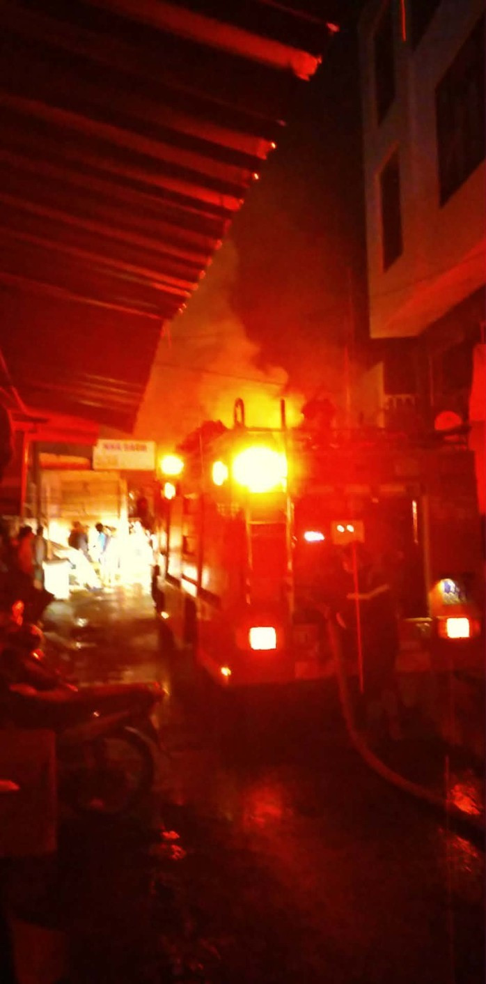 Cơ quan chức năng đang nỗ lực chữa cháy.